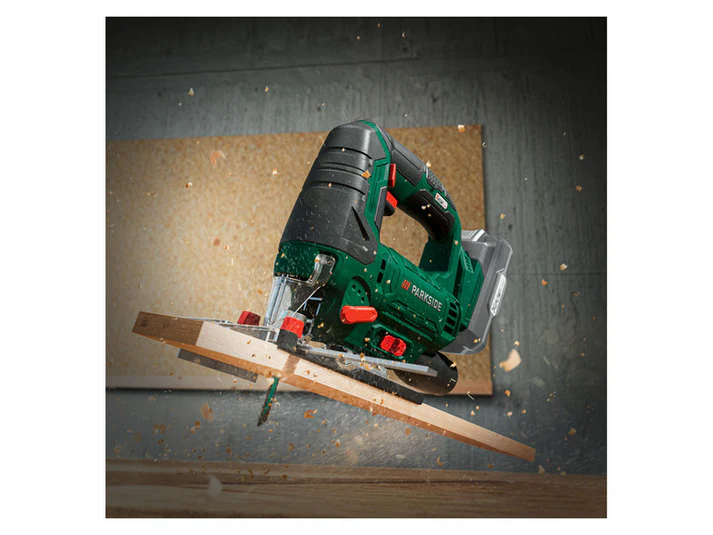 Utilisation de la scie en atelier